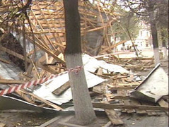 Последствия шторма в Москве. Кадр Первого канала Последствия шторма в Москве. Кадр Первого канала