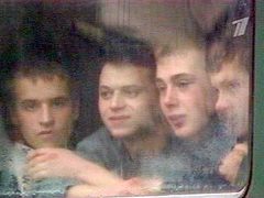 Призывники отправляются к месту службы. Кадр "Первого канала", архив, 2002 год Призывники отправляются к месту службы. Кадр "Первого канала", архив, 2002 год