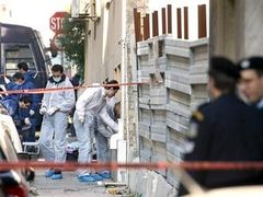 Взрывотехники на территории посольства США в Афинах. Фото AFP Взрывотехники на территории посольства США в Афинах. Фото AFP