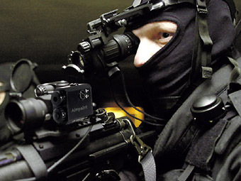 Спецназовец с автоматом, оснащенным лазерным целеуказателем. Фото с сайта army-technology.com