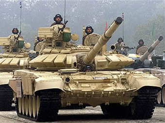Танки Т-90 сухопутных войск Индии. Фото с сайта defense-update.com