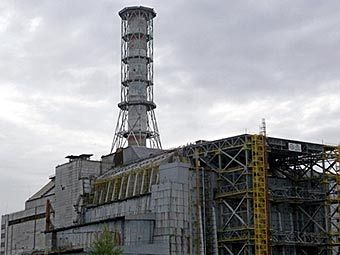 Саркофаг над четвертым блоком Чернобыльской АЭС. Фото AFP.