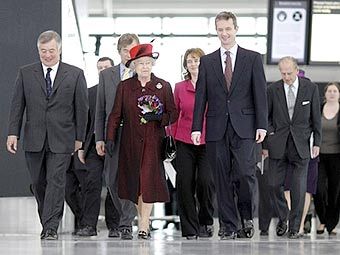 Королева Елизавета II на церемонии открытия Т5. Фото AFP