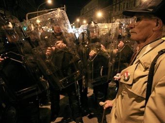 Житель Будапешта смотрит на полицейское оцепление. Фото AFP