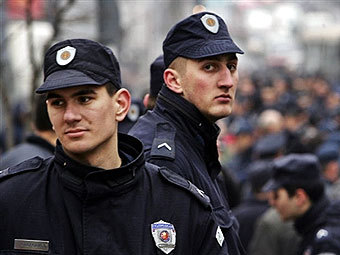 Полицейские в Белграде. Фото AFP