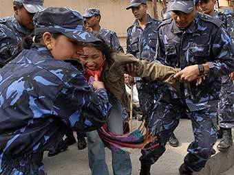 Задержание демонстранта в Катманду. Фото  AFP