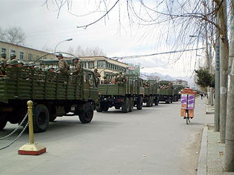 Китайские войска на улицах Лхасы. Фото AFP