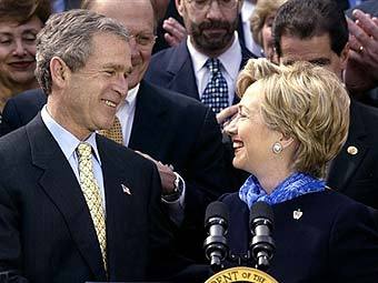 Джордж Буш и Хиллари Клинтон. Фото AFP