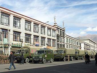 Китайские армейские грузовики в Лхасе. Фото  AFP