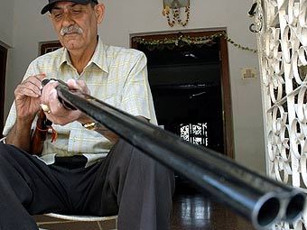Индийский энтузиаст с ружьем. Фото AFP