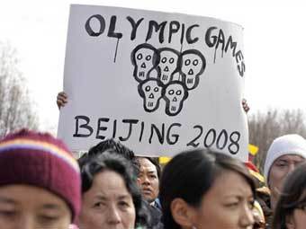 Акция протеста перед зданием Международного олимпийского комитета в Лозанне (Швейцария). Фото AFP