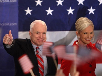 Джон Маккейн с женой. Фото AFP
