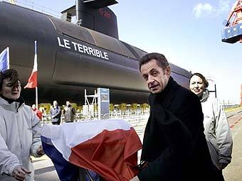 Николя Саркози в ходе своего визита в Шербур на фоне атомной подводной лодки "Устрашающий". Фото AFP