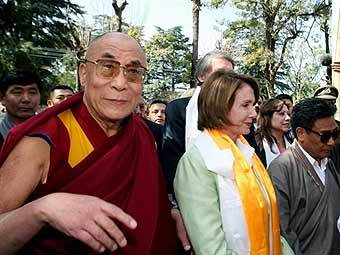 Нэнси Пилози и Далай-лама XIV. Фото AFP