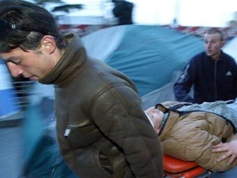 Товарищи уносят голодающего грузинского оппозиционера в больницу. Фото AFP