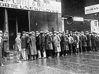 Очередь безработных в бесплатную столовую. Фото времен Великой депрессии с сайта archives.gov 