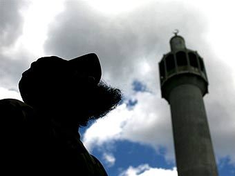 Мусульманин у лондонской мечети. Фото AFP