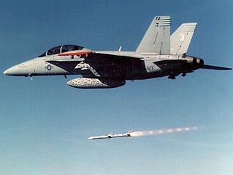   AIM-120  F/A-18E/F.    defenseindustrydaily.com