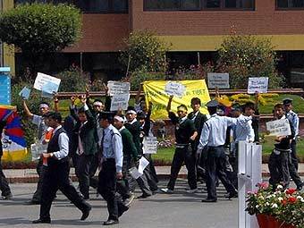 Тибетские протестанты у здания ООН в Катманду. Фото AFP