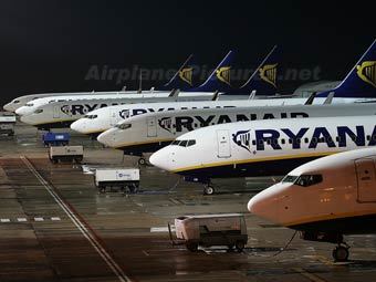  Ryanair   .  Dalibor Vlcek   airplane-pictures.net 