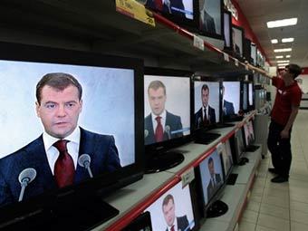 Послание Дмитрия Медведева на экранах телевизоров в московском магазине техники. Фото ©AFP