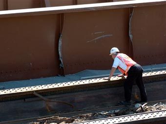 Железнодорожный рабочий на месте крушения поезда близ Чикаго в 2005 году. Фото ©AP