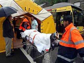 Медицинские работники эвакуируют раненых в результате столкновения поездов в Бельгии. Фото ©AFP, архив
