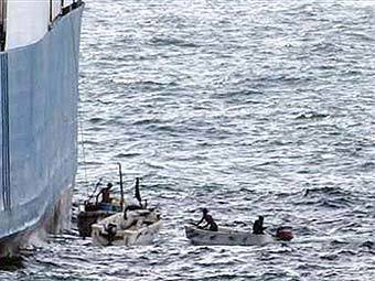 Пираты у борта одного из захваченных судов. Фото ©AFP