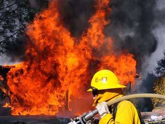 Тушение лесного пожара в Санта-Барбаре. Фото ©AP