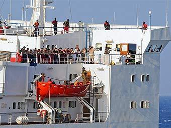 Экипаж и пираты на борту "Фаины". Фото ©AFP