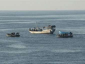 Британские моряки на моторных лодках перехватывают пиратскую доу 11 ноября 2008 года. Фото Министерства обороны Великобритании, переданное ©AFP