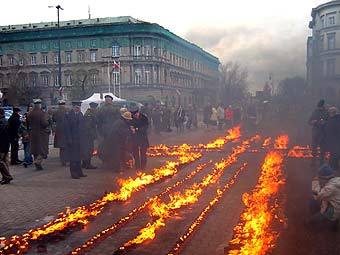 Акция памяти расстрелянных под Катынью офицеров в Варшаве. Фото Maciej Szczepanczyk с сайта wikipedia.org