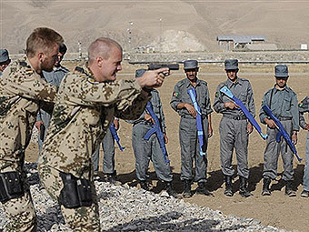 Солдаты бундесвера делятся опытом с афганскими коллегами. Фото ©AFP