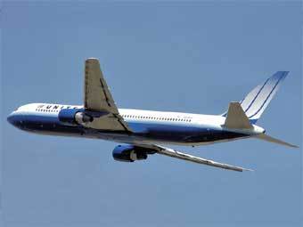 Boeing 767-300  United Airlines.   Arpingstone   wikimedia.org