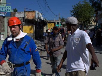 Российский спасатель (слева) на Гаити. Фото МЧС России