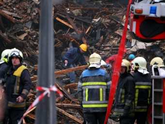 Спасатели и пожарные у обрушившегося дома в Льеже. Фото ©AFP