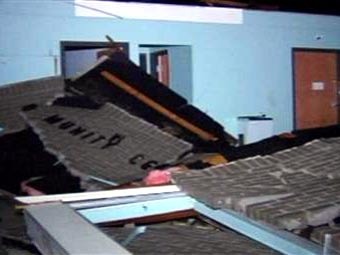 Разрушенное торнадо здание в Арканзасе. Кадр телеканала FOX