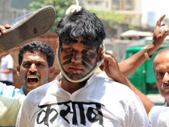 Инсценировка "повешения" Ажмаля Касаба на митинге в Мумбаи. Фото ©AFP