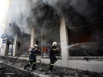 Сожженное отделение банка в Афинах. Архивное фото ©AFP