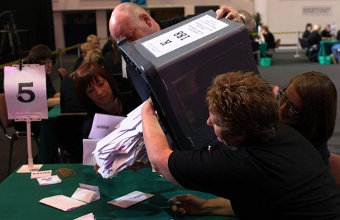 Подсчет голосов в Великобритании. Фото ©AFP