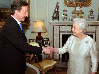 Елизавета II и Дэвид Кэмерон. Кадр телеканала Sky News
