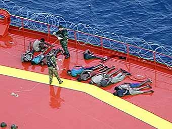Захваченные пираты на борту танкера. Кадр телеканала "Россия 24"