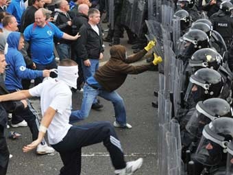 Протестующие и полиция в Белфасте. Фото  AFP.