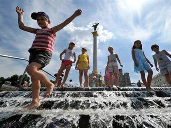 Дети в фонтане в центре Киева. Фото ©AFP
