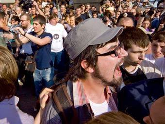 Александр Артемьев (в кепке) на Триумфальной площади 31 мая. Фото "Ленты.Ру"