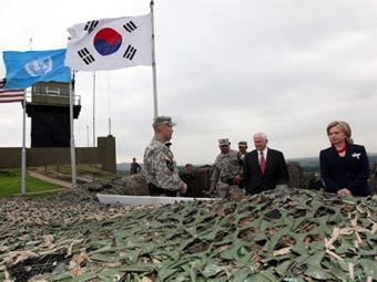 Хиллари Клинтон и Роберт Гейтс на границе Южной Кореи и КНДР. Фото ©AFP