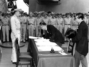 Подписание акта о капитуляции Японии, фото с сайта history.navy.mil
