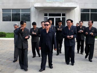 Ким Чен Ир (в центре). Фото, переданное ©AFP