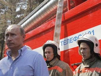 Владимир Путин и пожарники. Фото ©AFP