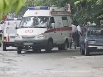 Машина "Скорой помощи" рядом с местом взрыва. Кадр телеканала "Вести-24"